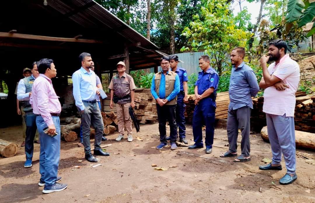 ফটিকছড়িতে অবৈধ করাতকল বন্ধ, চোরাই কাঠ জব্দ