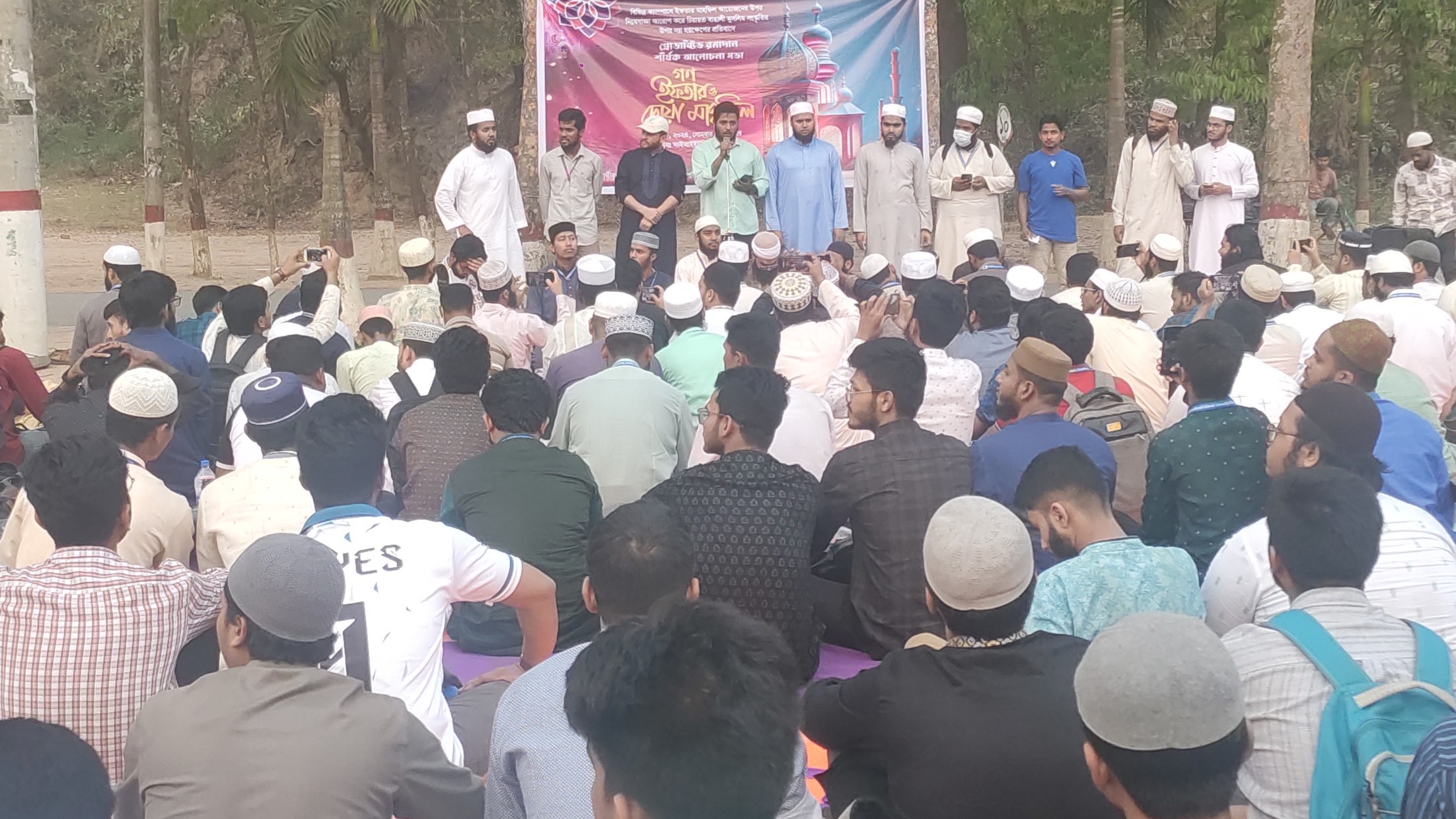 বাঁধা উপেক্ষা করে আইআইইউসিতে গণ ইফতার