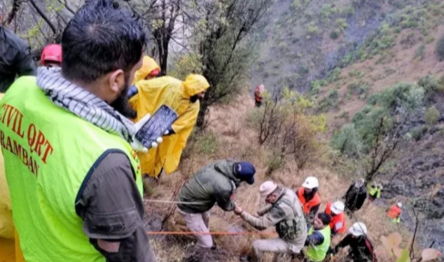 কাশ্মিরে যাত্রীবাহী  গাড়ী ৩০০ ফুট নিচে পড়ে, নিহত ১০
