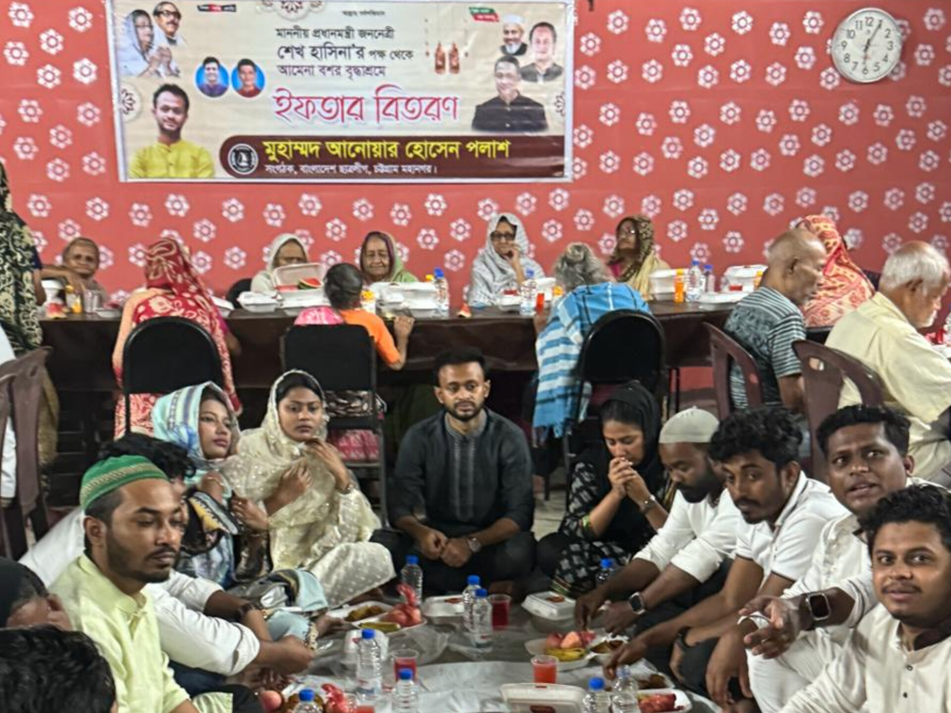 বৃদ্ধাশ্রমের বাসিন্দাদের সঙ্গে মহসিন কলেজ ছাত্রলীগ নেতাকর্মীদের ইফতার