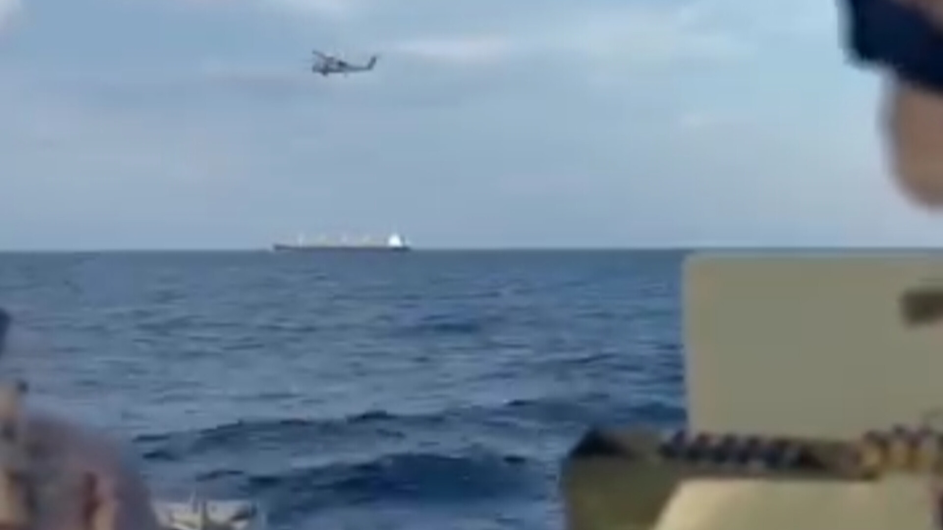 জিম্মি ‘আব্দুল্লাহ’র অদূরে ইউ নেভির যুদ্ধজাহাজ