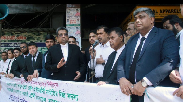 সুপ্রীম কোর্টের এটার্নি জেনারেলের উপর হামলার প্রতিবাদে চট্টগ্রামে মানববন্ধন