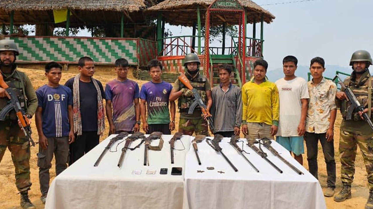 বান্দরবানে সেনা অভিযানে ৮ কেএনএফ সদস্য আটক