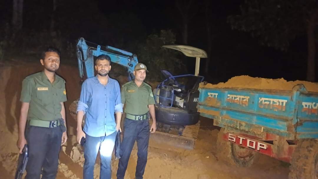 ফটিকছড়িতে সরকারি জমি থেকে অবৈধভাবে মাটি উত্তোলন, খননযন্ত্র জব্দ