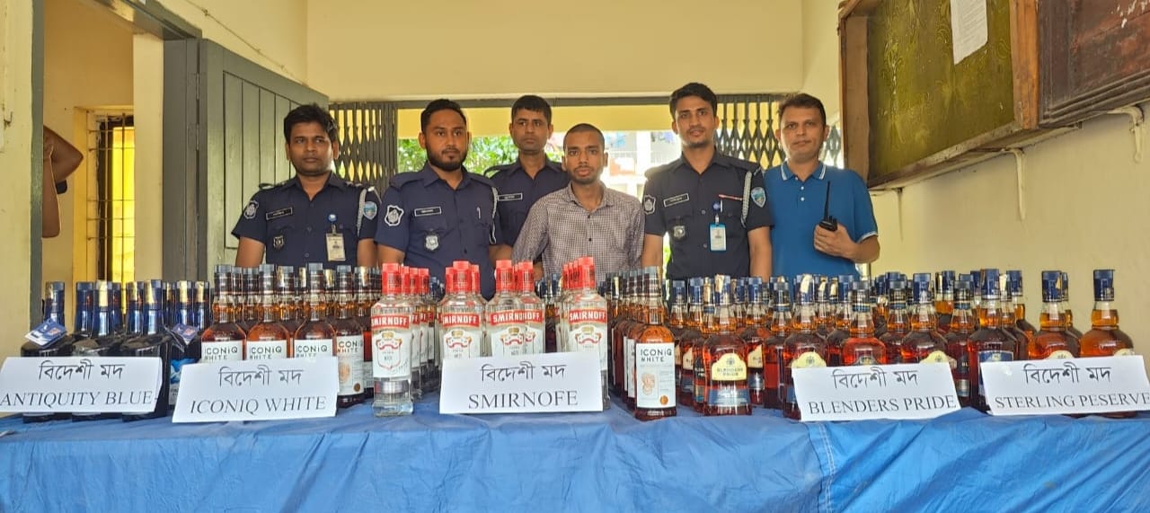 সীতাকুণ্ডে ভারতীয় মদসহ মাদক কারবারি আটক