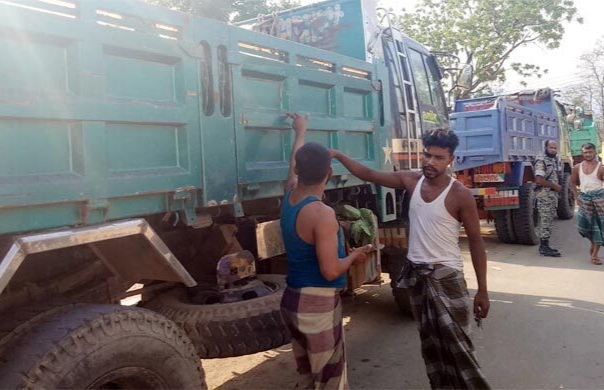 থানচি সীমান্ত সড়কে ট্রাক লক্ষ করে গুলি