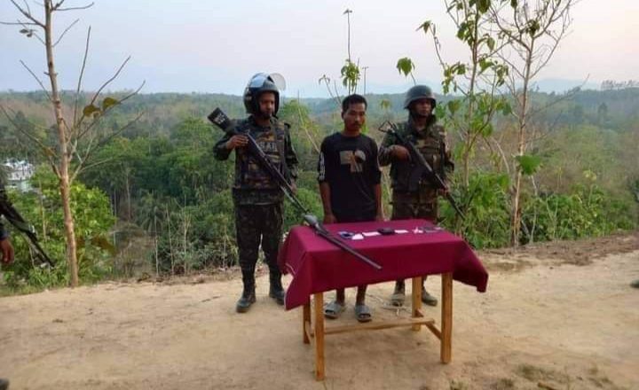 লামায় অস্ত্র দেখিয়ে চাঁদা আদায়কালে এক পাহাড়ি সন্ত্রাসী আটক