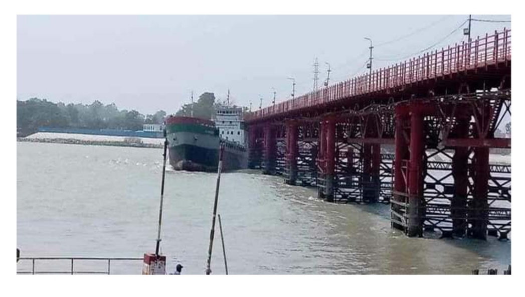 কালুরঘাট সেতুতে জাহাজের ধাক্কার ঘটনায় জাহাজ জব্দ ও মামলা