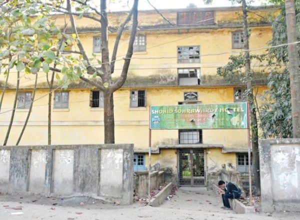 চট্টগ্রাম কলেজের বন্ধ হোস্টেলে ছাত্রলীগের আড্ডাবাজি, অভিযান