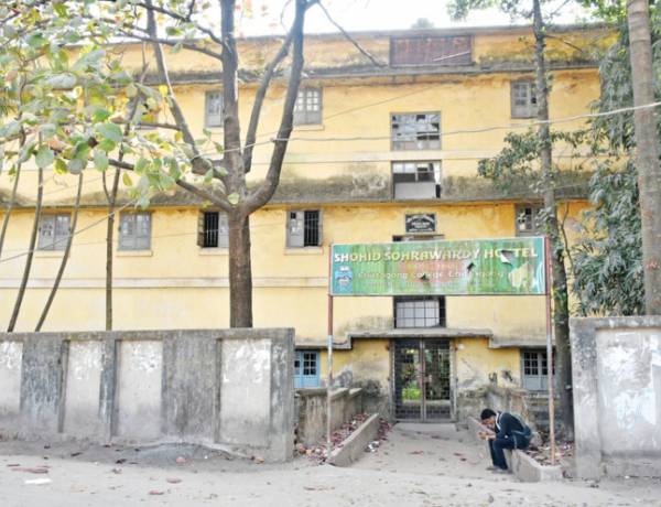 চট্টগ্রাম কলেজের বন্ধ হোস্টেলে ছাত্রলীগের আড্ডাবাজি, অভিযান