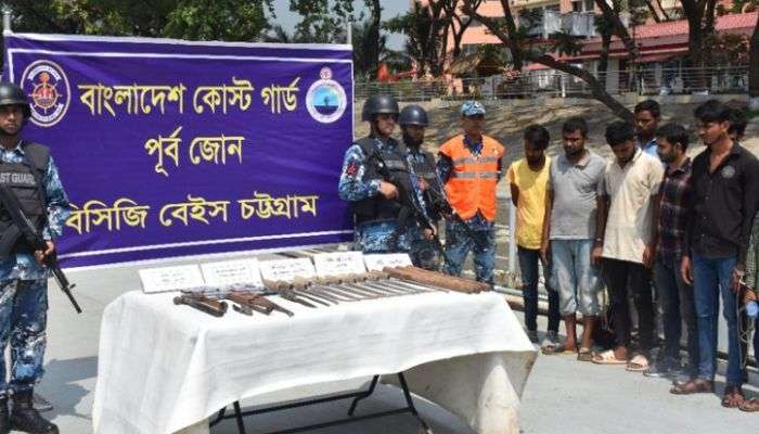 চট্টগ্রাম বন্দরের বহির্নোঙ্গ থেকে ১২ ডাকাত আটক