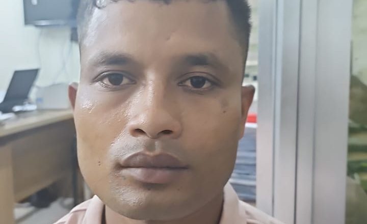 দুবাই পালানোর সময় বিমানবন্দরে গ্রেফতার