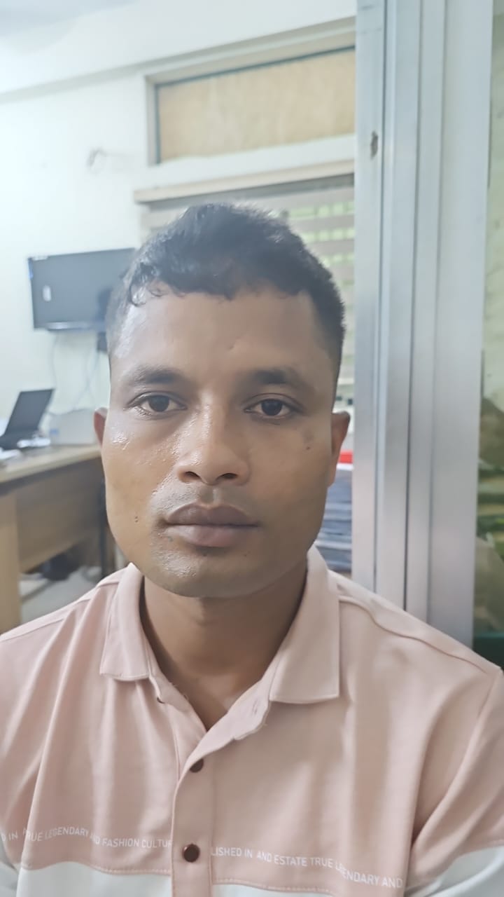 দুবাই পালানোর সময় বিমানবন্দরে গ্রেফতার