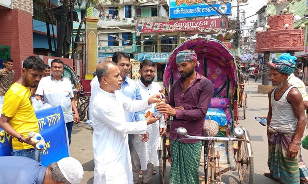 বান্দরবানে তীব্র গরমে পথচারীদের খাবার স্যালাইন ও বিশুদ্ধ পানি বিতরণ