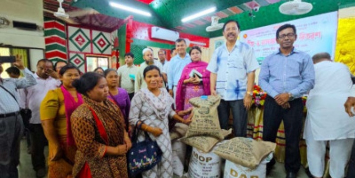 বান্দরবানে কৃষকদের বিনামূল্যে বীজ-সার বিতরন