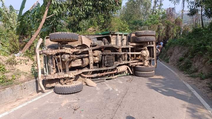 লামায় ট্রাক উল্টে ২ শ্রমিক নিহত, আহত ৬