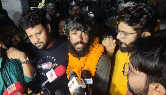 এভারেস্ট ও লোৎসে জয় করে বাড়ি ফিরলেন বাবর আলী