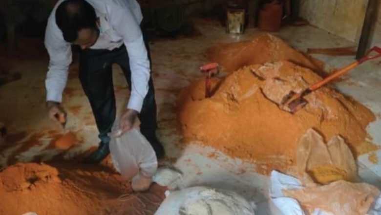 খাতুনগঞ্জে করাতকলের কাঠের গুঁড়ার সাথে রং মিশিয়ে তৈরি হচ্ছে মরিচ ও হলুদের গুঁড়া