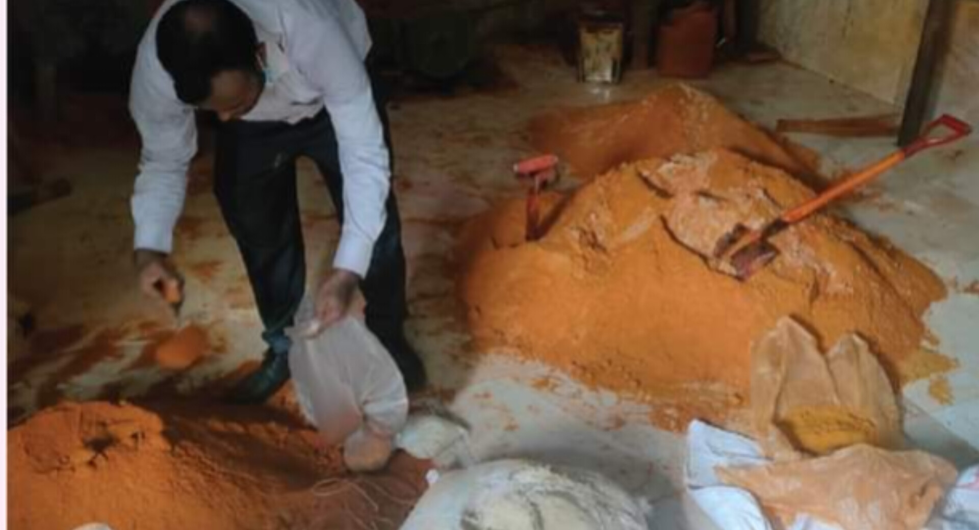 খাতুনগঞ্জে করাতকলের কাঠের গুঁড়ার সাথে রং মিশিয়ে তৈরি হচ্ছে মরিচ ও হলুদের গুঁড়া