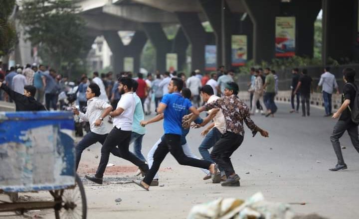 চট্টগ্রামে শিক্ষার্থীদের উপর ছাত্রলীগের হামলা,ধাওয়া – পাল্টা ধাওয়া