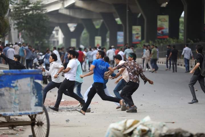 চট্টগ্রামে শিক্ষার্থীদের উপর ছাত্রলীগের হামলা,ধাওয়া – পাল্টা ধাওয়া