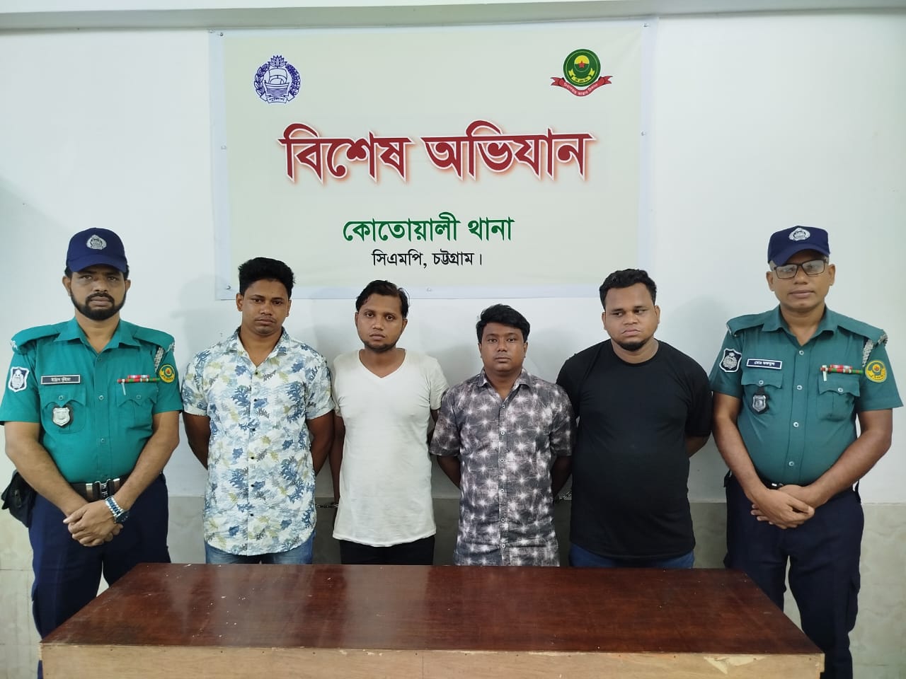 কোতোয়ালিতে  কিশোর গ্যাং লিডার মনা হত্যাকাণ্ডে জড়িত ৪ আসামী গ্রেফতার