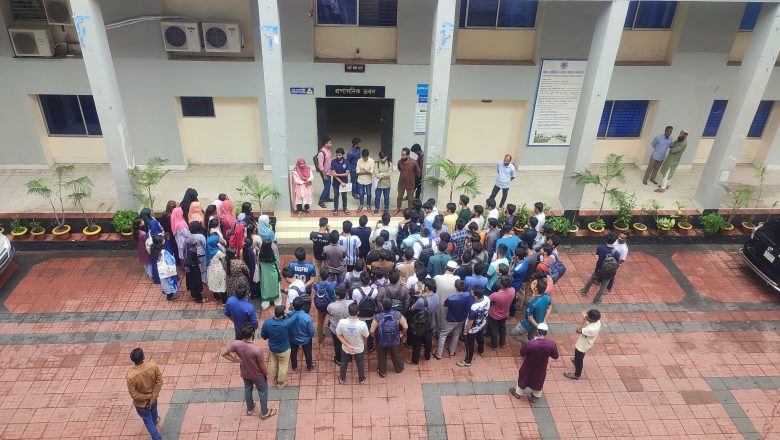 বহিরাগত উপাচার্যকে ঠেকাতে মাঠে ভেটেরিনারি বিশ্ববিদ্যালয়ের শিক্ষার্থীরা