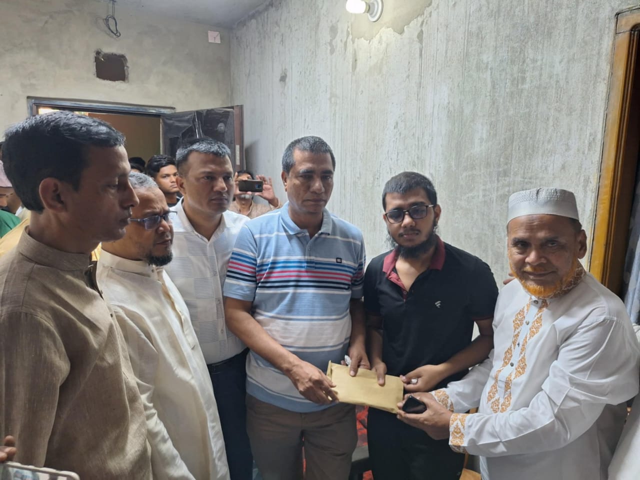 ছাত্র আন্দোলনে গুলিবিদ্ধ রিয়াদের পাশে বিএনপি নেতা এনাম