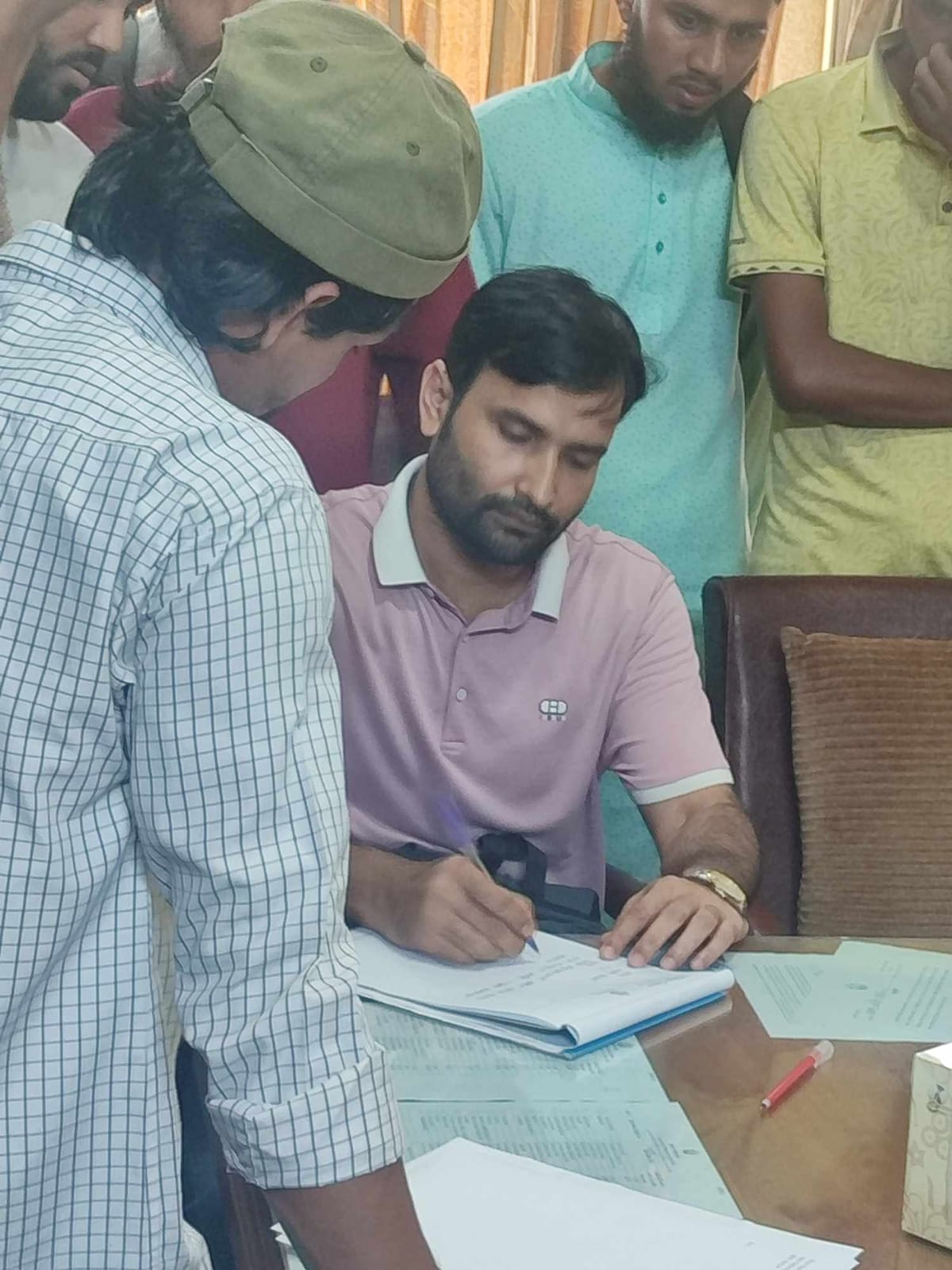 শিক্ষার্থীদের তোপের মুখে রন্টু দাশের পদত্যাগ