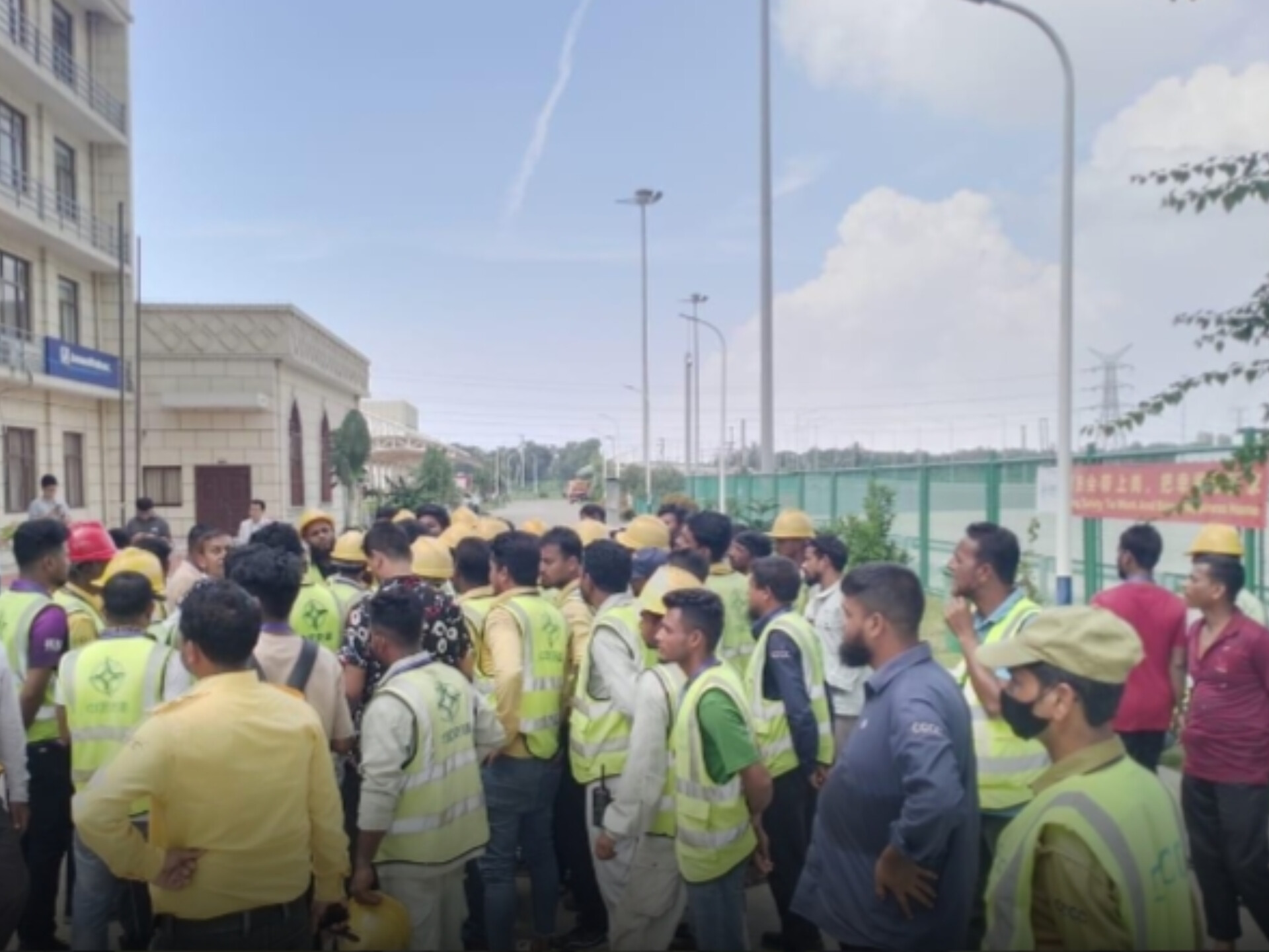 বেতন বৃদ্ধির দাবিতে কর্ণফুলী টানেলের শ্রমিকদের বিক্ষোভ