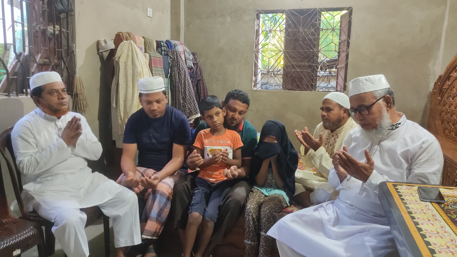 ফটিকছড়িতে ক্যান্সার আক্রান্ত রোগীকে আর্থিক সহায়তা দিয়েছে জামায়াত