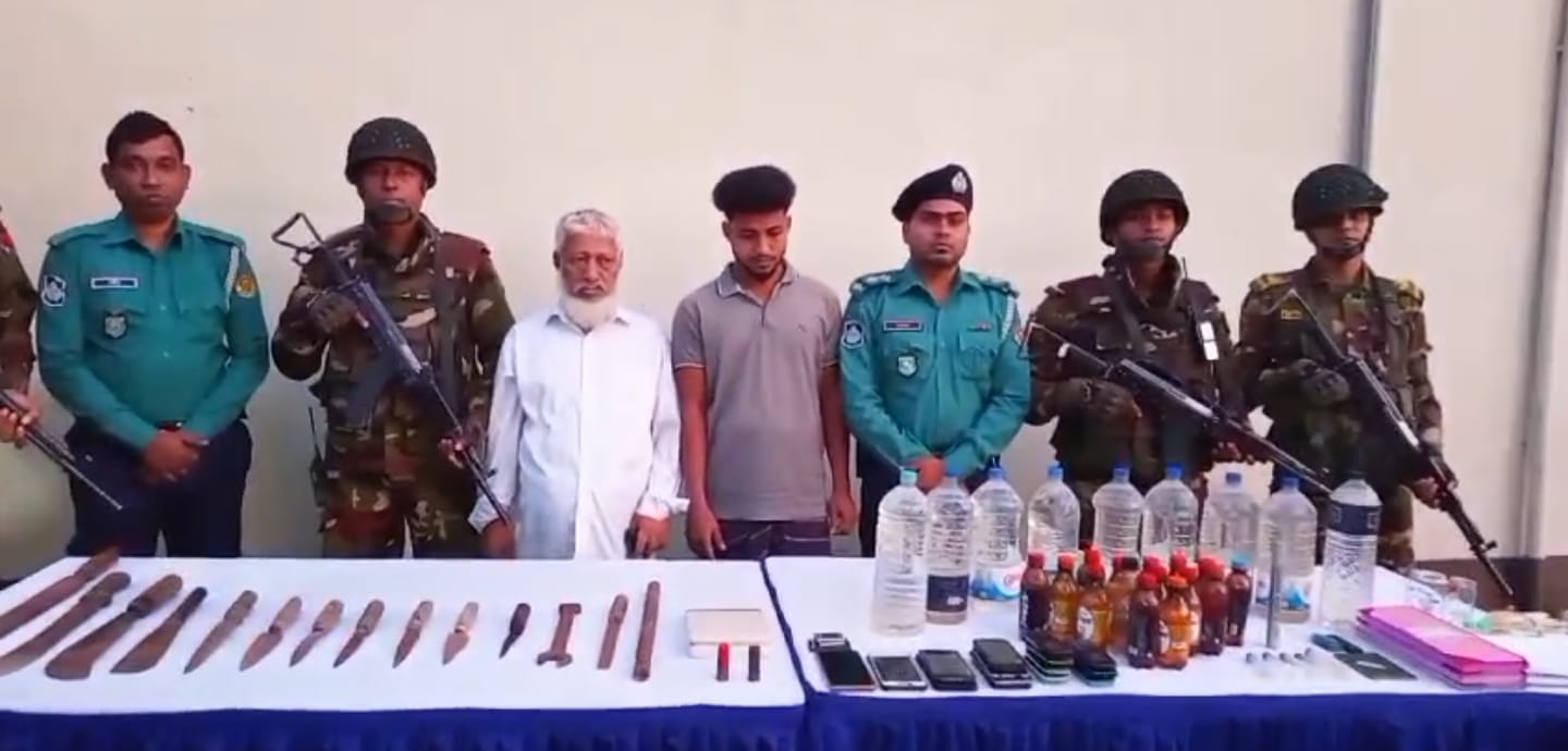 কর্ণফুলীতে যৌথ অভিযানে দেশীয় অস্ত্র ও মদসহ পিতা-পুত্র আটক