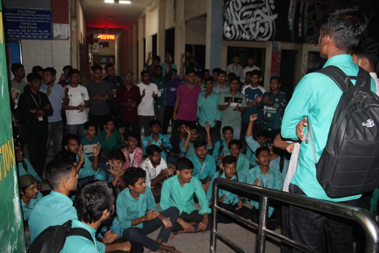 ছাত্রাবাস না খোলার প্রতিবাদে চট্টগ্রাম পলিটেকনিক শিক্ষার্থীদের বিক্ষোভ