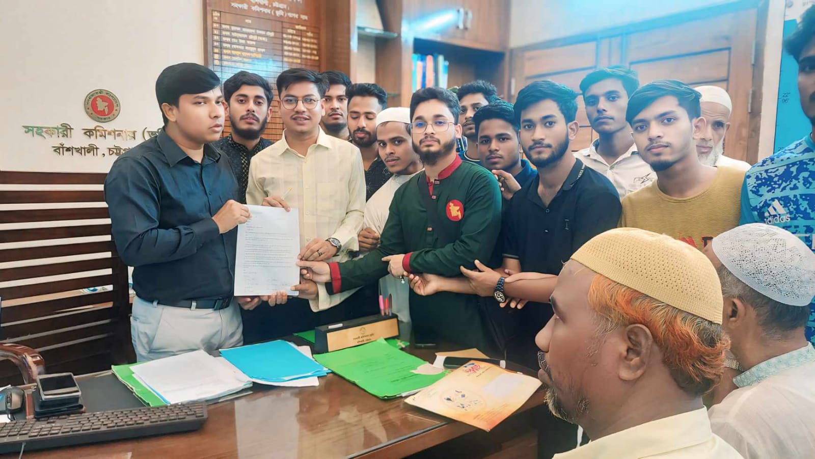 বাঁশখালী ভূমি অফিস দুর্নীতিমুক্ত করতে ছাত্র-জনতার স্মারকলিপি প্রদান