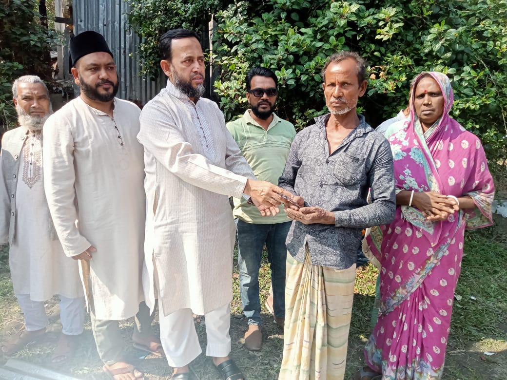 ফৌজদারহাটে জেলেপাড়ায় অগ্নিকাণ্ডে ক্ষতিগ্রস্তদের পাশে জামায়াত