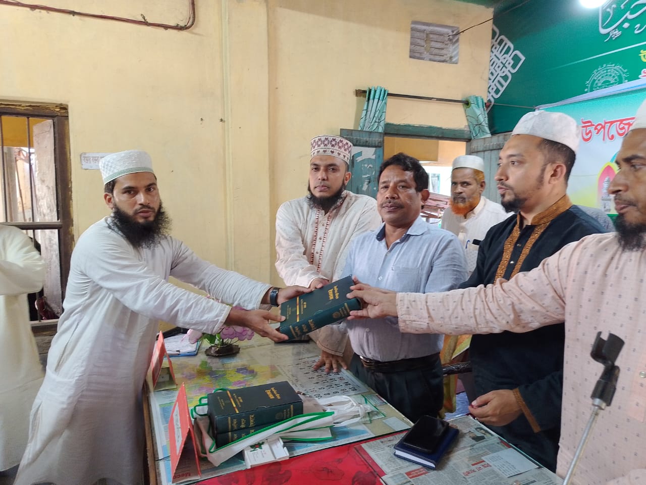 মাওলানা আনছার উদ্দীন সাতকানিয়া উপজেলার শ্রেষ্ঠ  শিক্ষক 