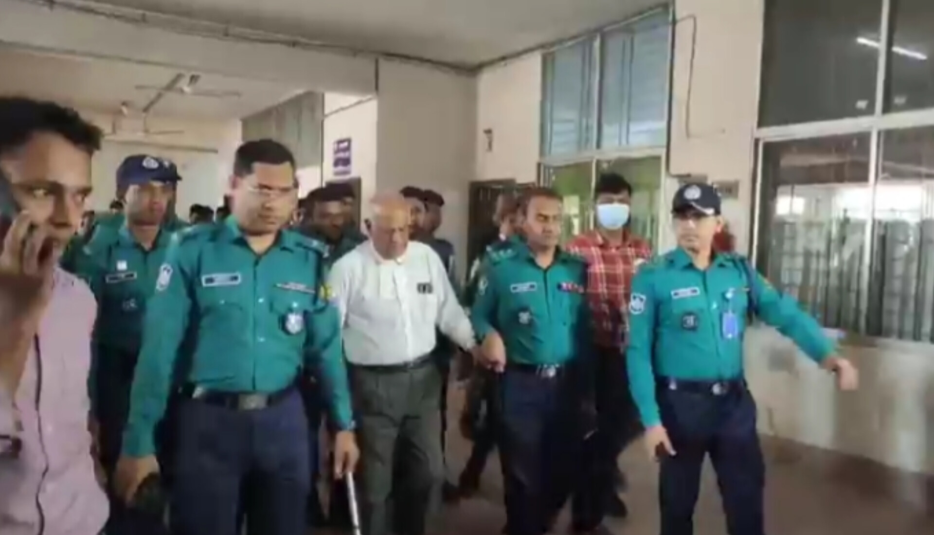 চিম্ময়ের আইনজীবী অনুপস্থিত, ফিরে গেলেন ঢাকা থেকে আসা রবীন্দ্র বাবু