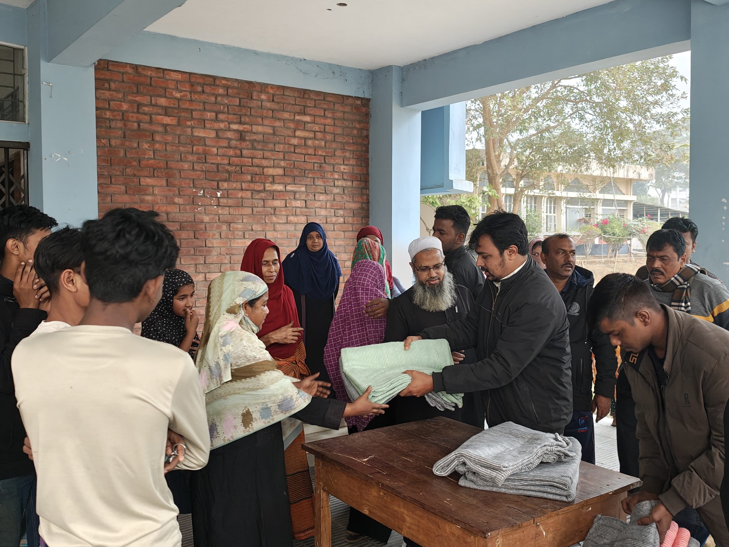 সিকৃবিতে বৈষম্যবিরোধী ছাত্র আন্দোলনের শীতবস্ত্র বিতরণ