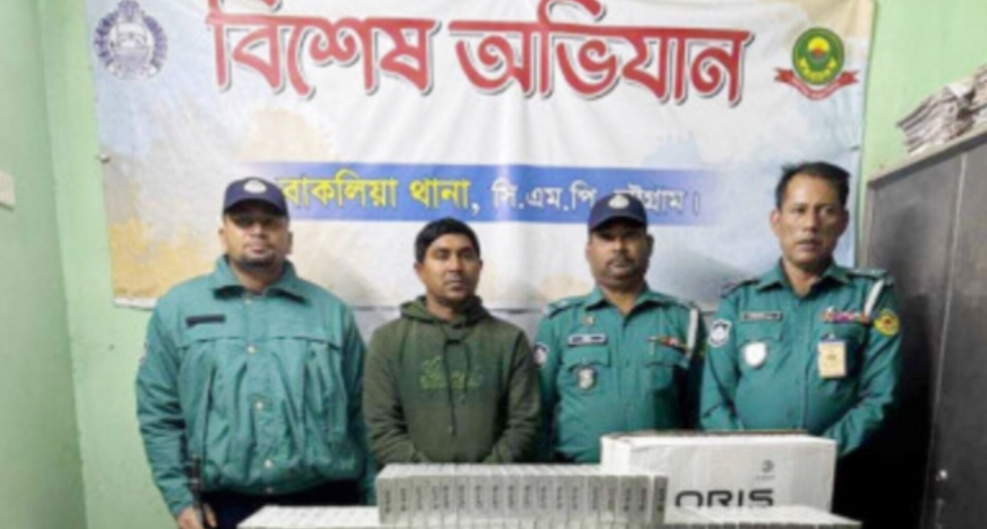 বাকলিয়ায়  ৫ হাজার প্যাকেট বিদেশী সিগারেটসহ যুবক আটক