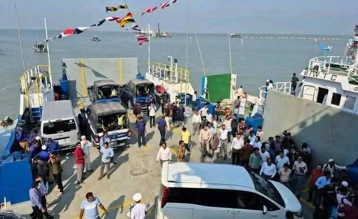 ফেরি চড়ে বাড়ি যাবেন সন্দ্বীপের মানুষ