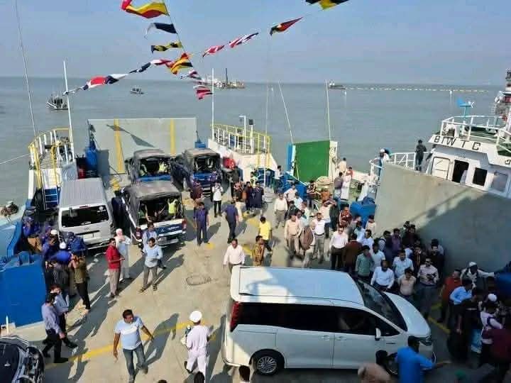 ফেরি চড়ে বাড়ি যাবেন সন্দ্বীপের মানুষ