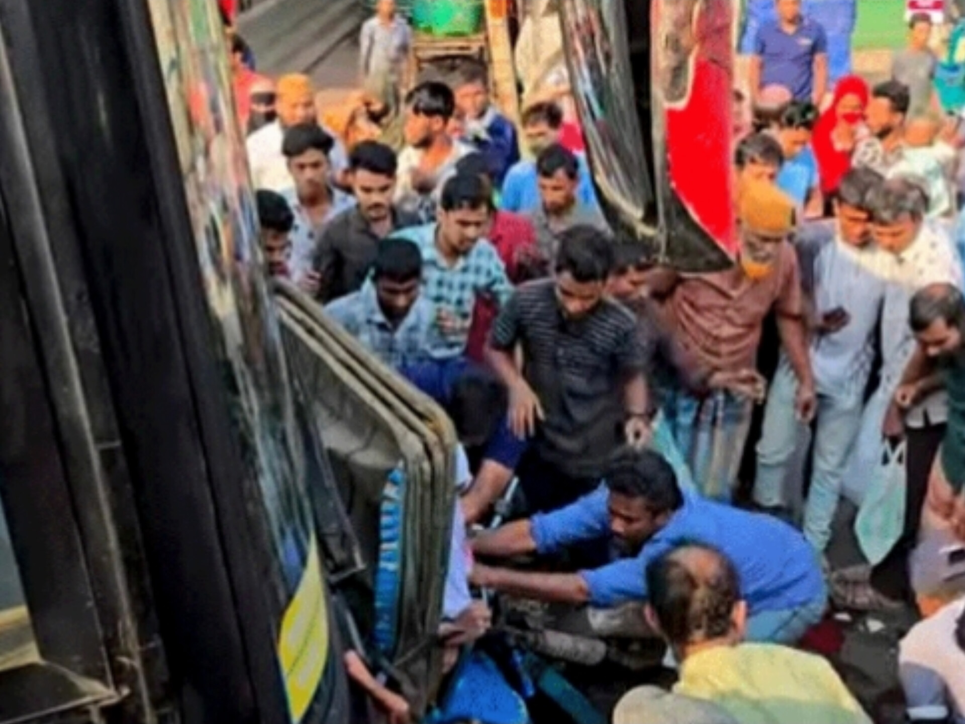 চন্দনাইশে বাস চাপায় ভাই-বোনসহ ৩ জনের মৃত্যু