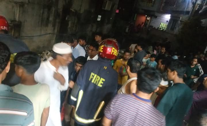 চকবাজারে ব্যাটারিচালিত রিকশা নালায়,তলিয়ে গেছে শিশু