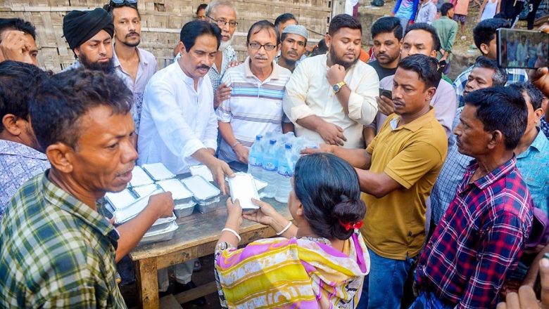 এনায়েত বাজারে অগ্নিকাণ্ডে ক্ষতিগ্রস্তদের মাঝে আবুল হাশেম বক্করের আর্থিক সহযোগিতা