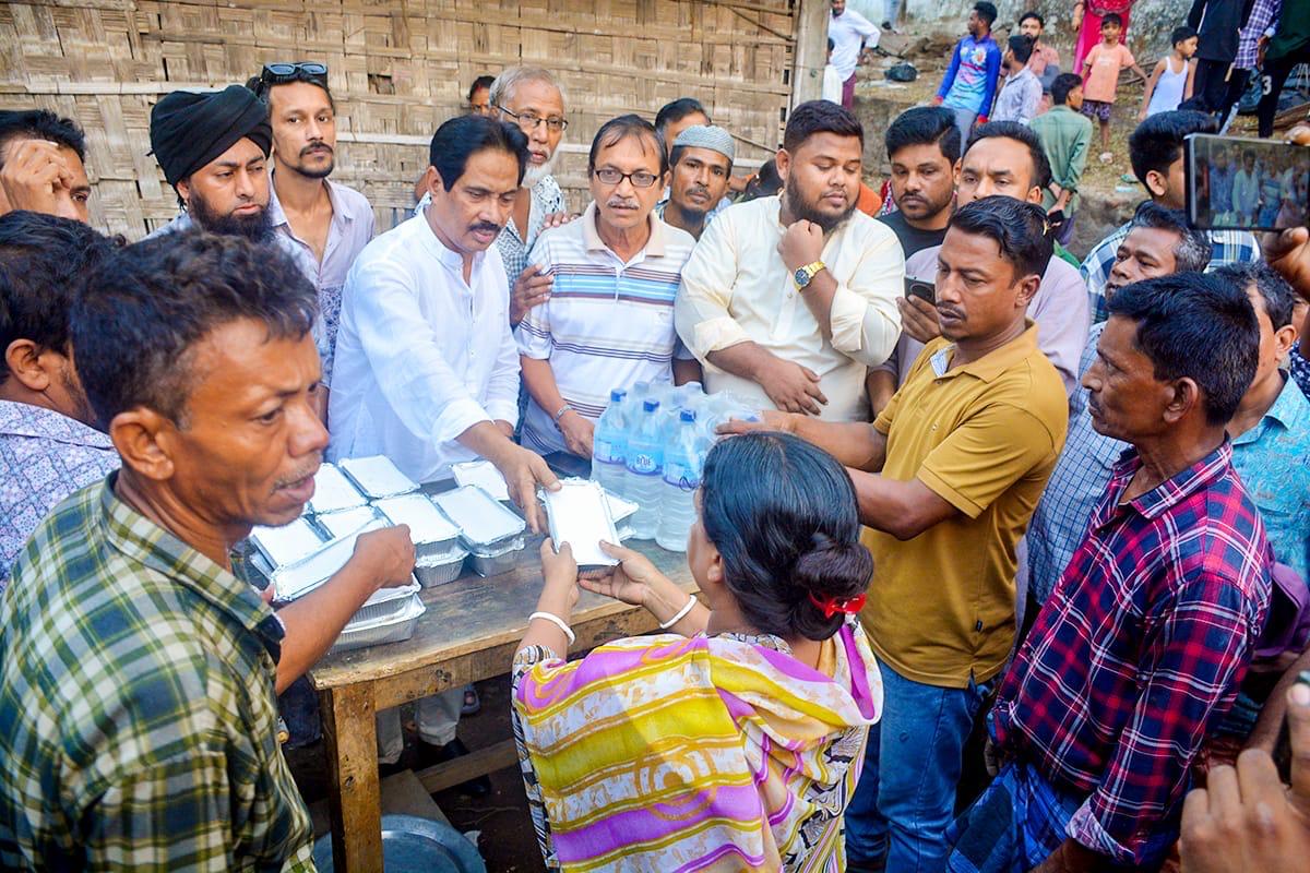 এনায়েত বাজারে অগ্নিকাণ্ডে ক্ষতিগ্রস্তদের মাঝে আবুল হাশেম বক্করের আর্থিক সহযোগিতা