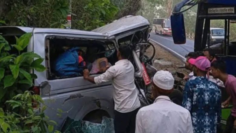 লোহাগাড়ায় বাস মাইক্রোবাস সংঘর্ষে ৭ জনের মৃত্যু
