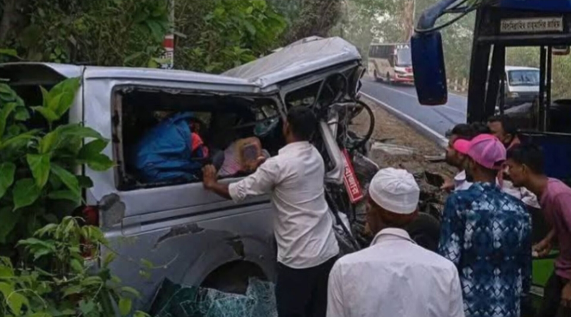 লোহাগাড়ায় বাস মাইক্রোবাস সংঘর্ষে ৭ জনের মৃত্যু