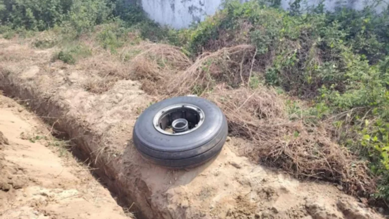 কক্সবাজারে আকাশে বিমানের চাকা খুলে ঢাকায় নিরাপদে অবতরণ