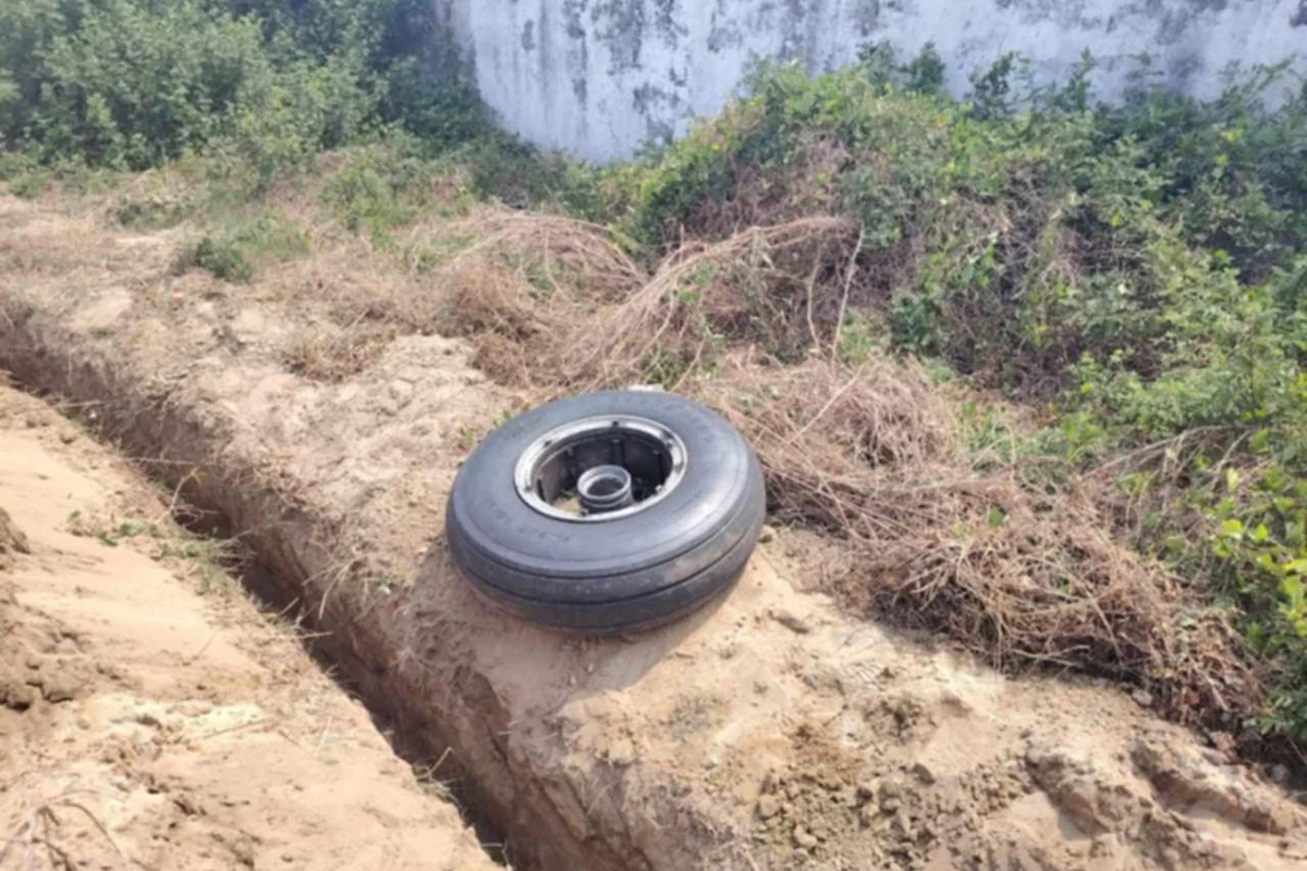 কক্সবাজারে আকাশে বিমানের চাকা খুলে ঢাকায় নিরাপদে অবতরণ