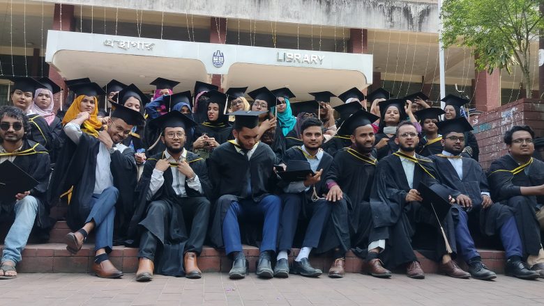 চবি-ক্যাম্পাসে-কালো-গাউন-টুপিতে-উচ্ছ্বাস